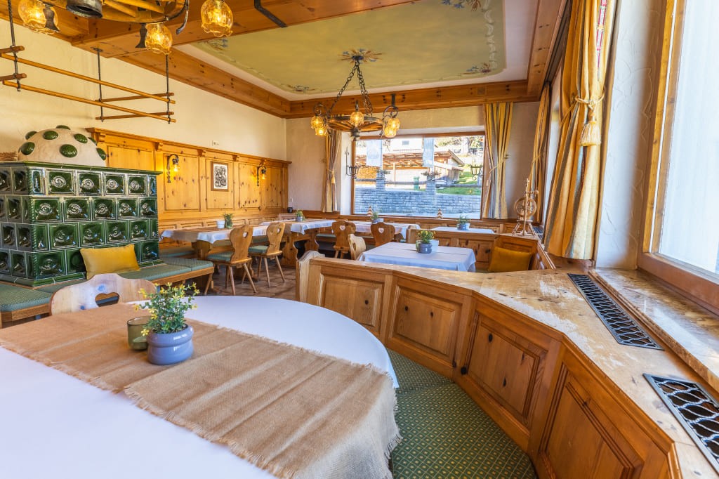 gemütliches Restaurant Hotel Ramsauhof mit Aussicht auf Ramsau am Dachstein