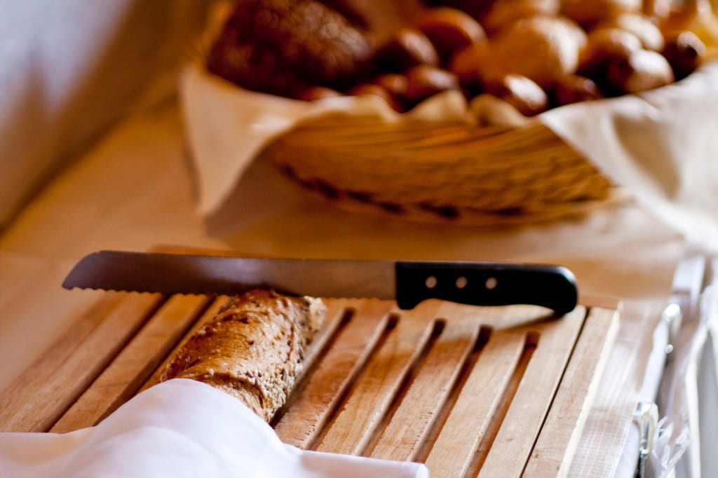 Gebäck in einem Brotkorb am Frühstücksbuffet im Hotel Ramsauhof