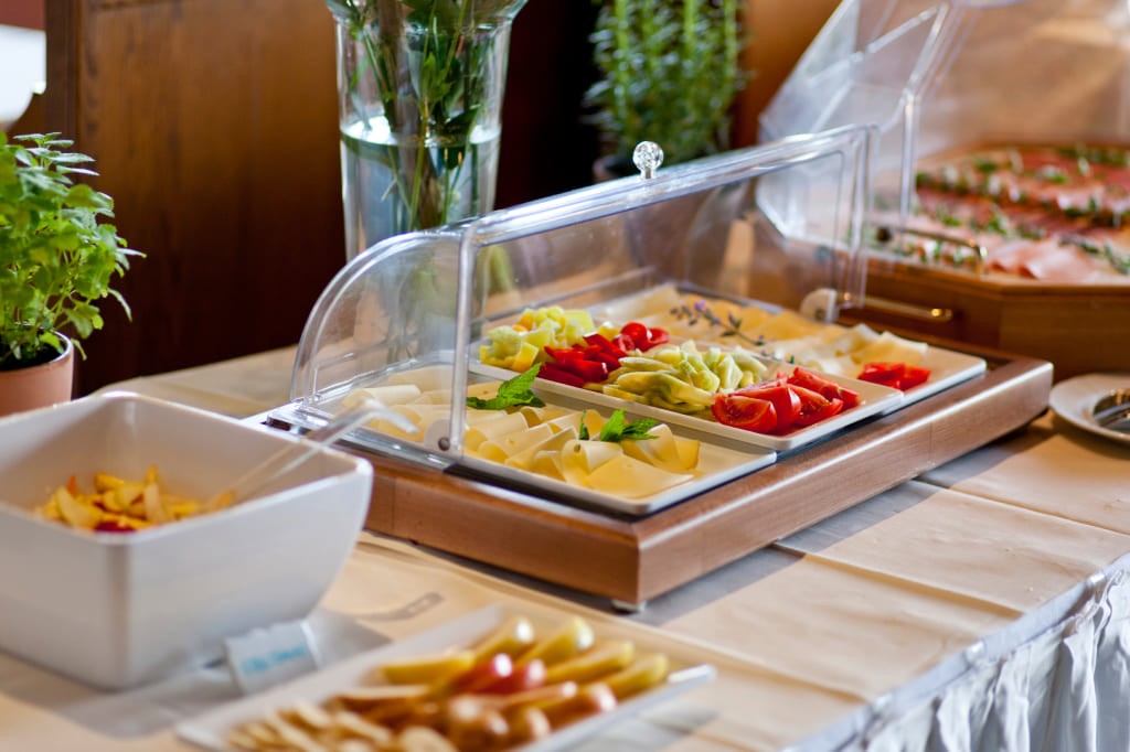 Frühstücksbuffet mit frischem Obst, Gemüse und Aufstrichen