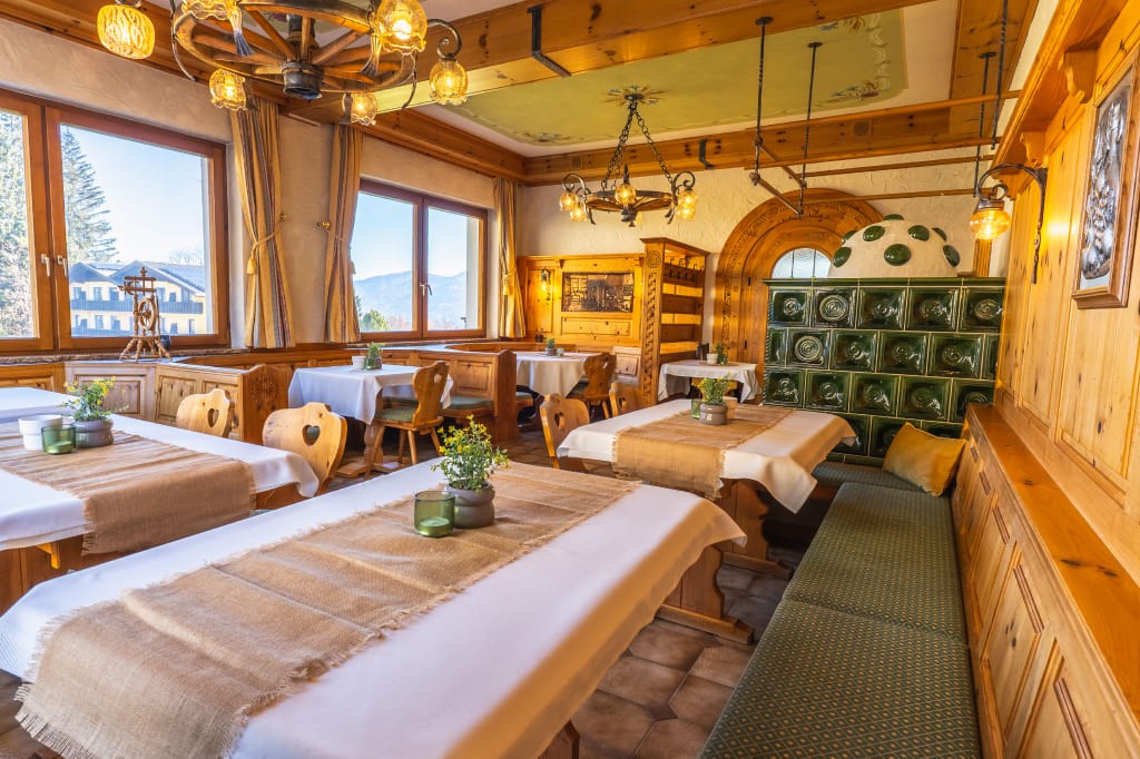 Essbereich mit traditionellen Ambiente im Hotel Ramsauhof