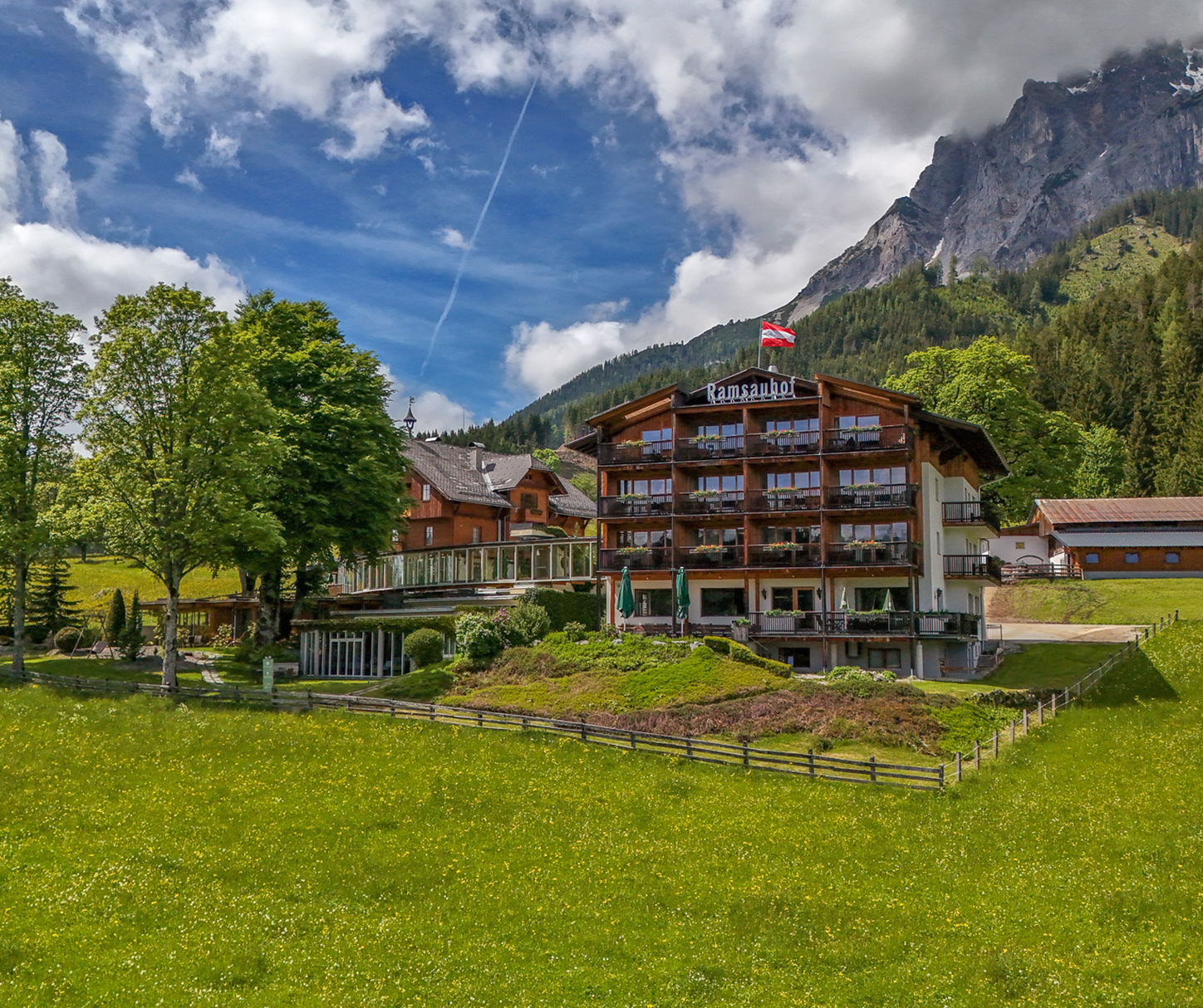 Hotel Ramsauhof inmitten herrlicher Wiesen und vor dem majestätischen Dachstein in Ramsau