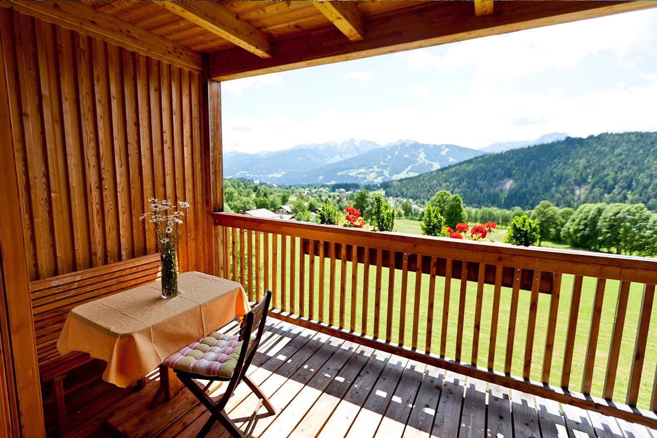 Sonniger Balkon mit Panoramablick auf die Berge in Ramsau am Dachstein
