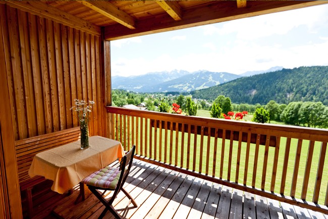 4* Hotel Ramsauhof mit Ausblick auf die Berge in Schladming-Dachstein