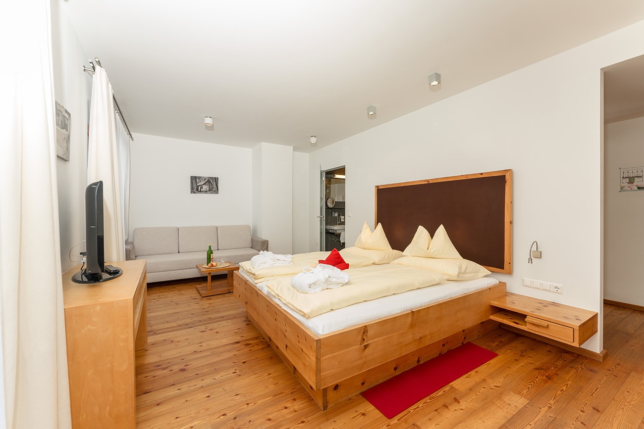 Gemütliches Doppelzimmer im Hotel Ramsauhof mit Naturholz und modernem Design