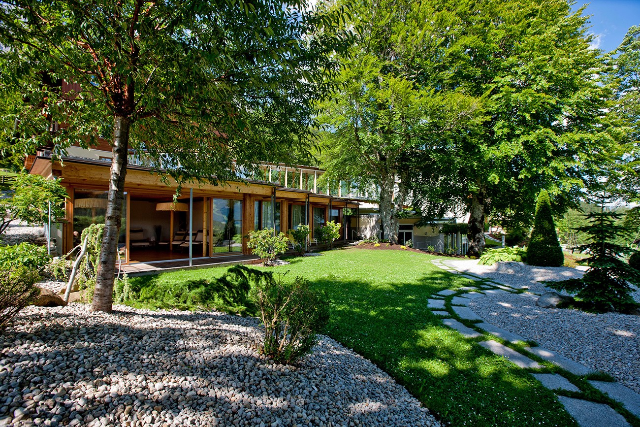Außenbereich des Hotels Ramsauhof mit viel Natur
