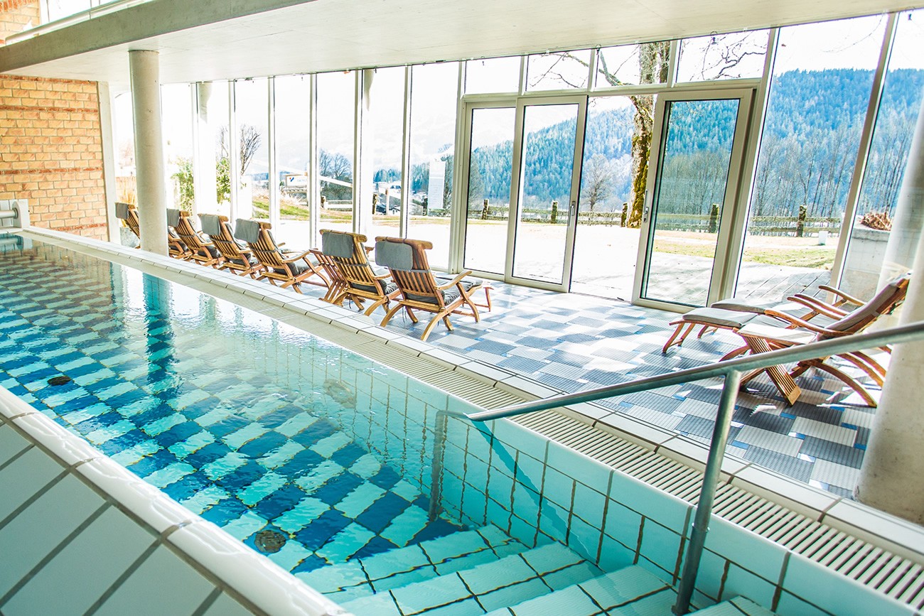 Indoor-Pool mit Panoramablick im Spa-Bereich des Hotels Ramsauhof 