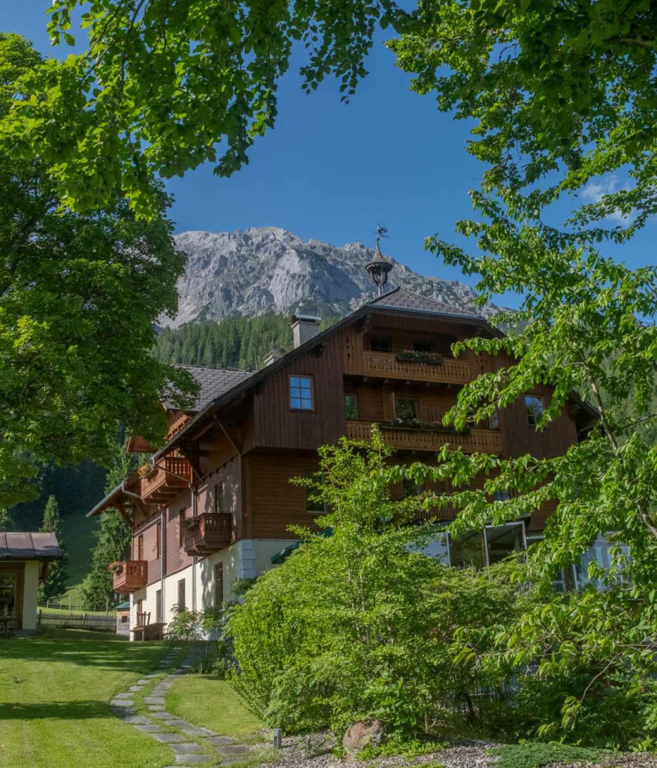 Paar am Wandern in den Österreichischen Alpen © Unsplash / Levi Kyiv