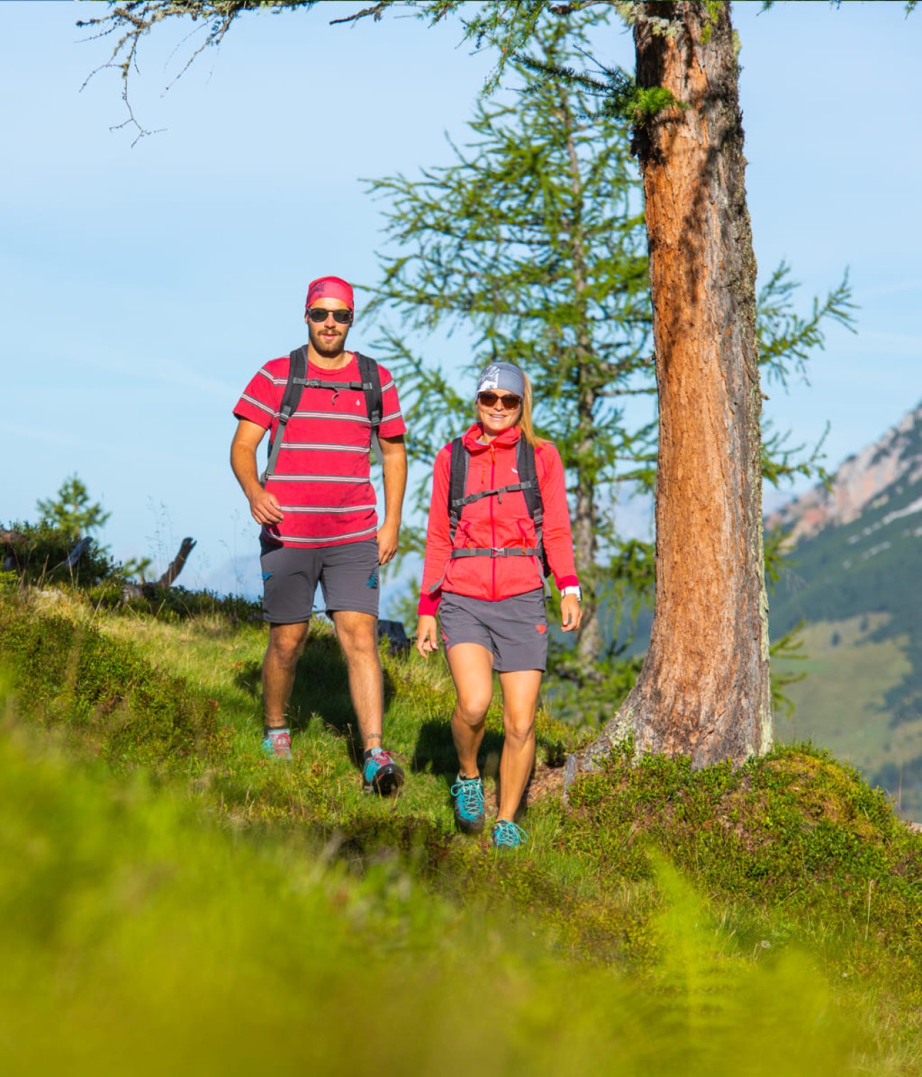 Paar am Wandern in den Österreichischen Alpen © Unsplash / Levi Kyiv